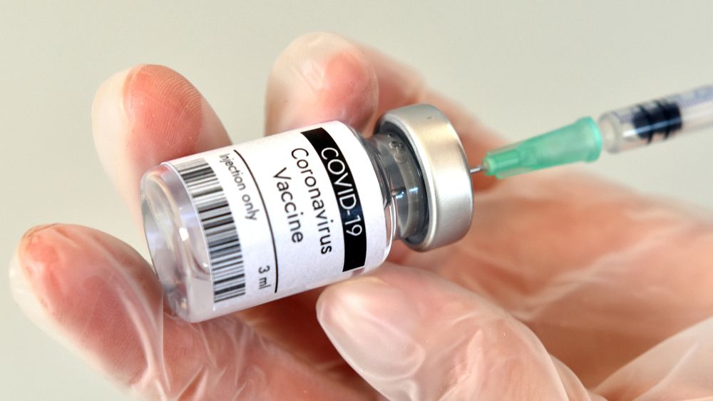 Otázky a odpovědi: Proč Británie nedoporučuje vakcínu těžkým alergikům?